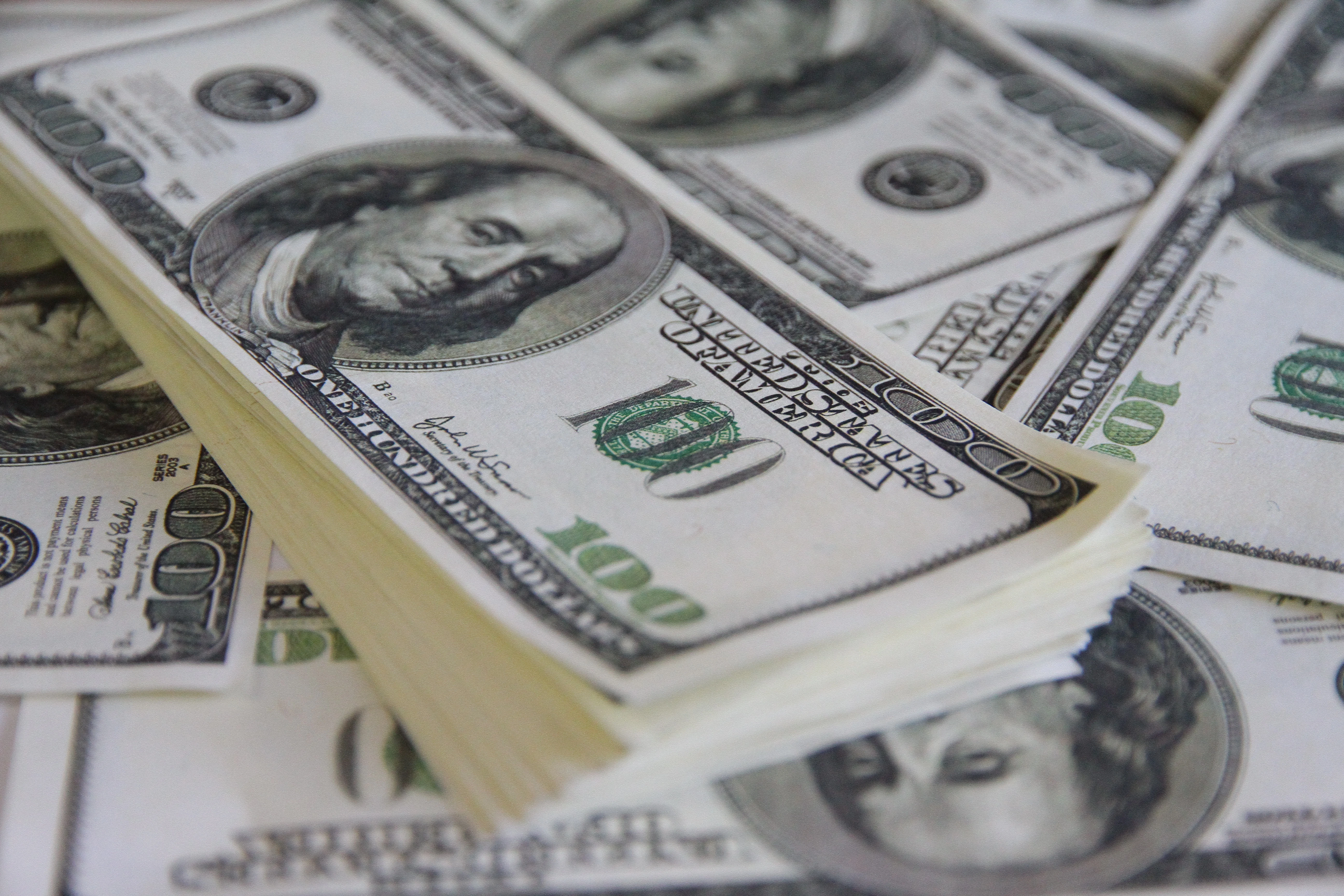 Казахстанец лишился 12 млн тенге после проверки в аэропорту